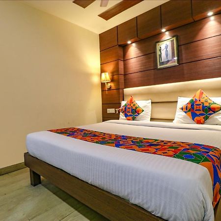 Fabhotel Admire Suites New Delhi Exterior photo