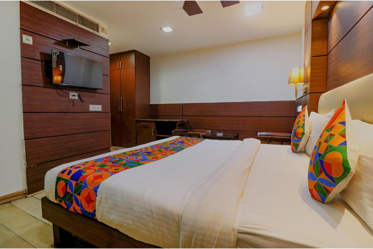 Fabhotel Admire Suites New Delhi Exterior photo