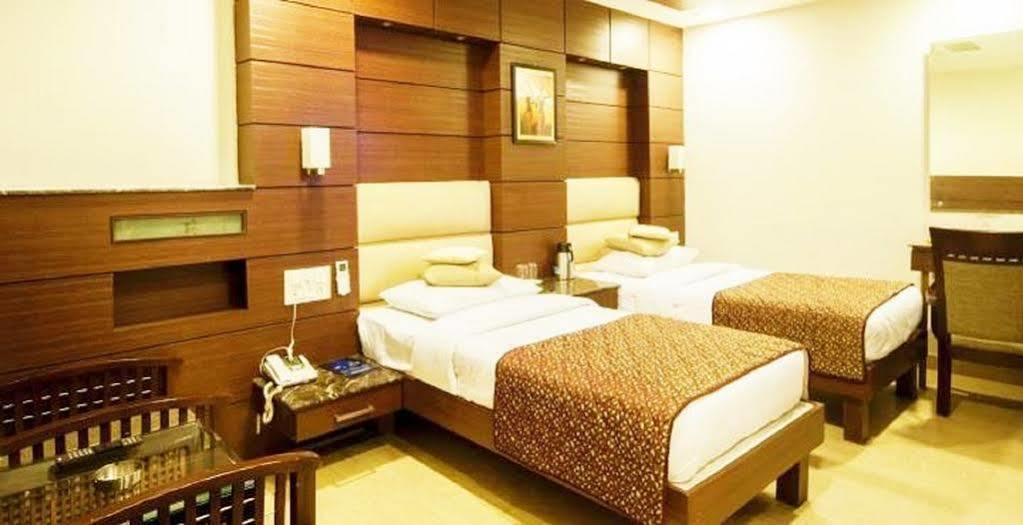 Fabhotel Admire Suites New Delhi Exterior photo