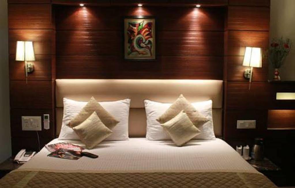 Fabhotel Admire Suites New Delhi Exterior photo